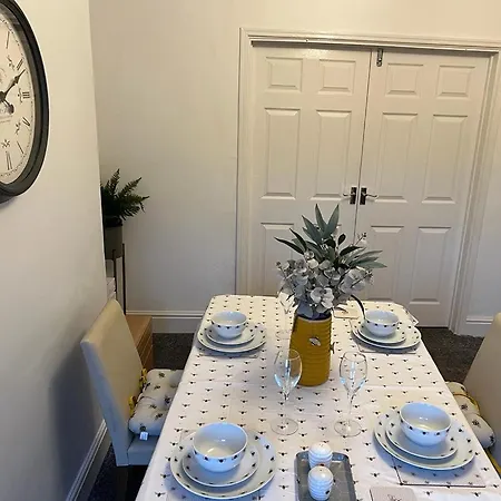 Holiday home Honeybee House
